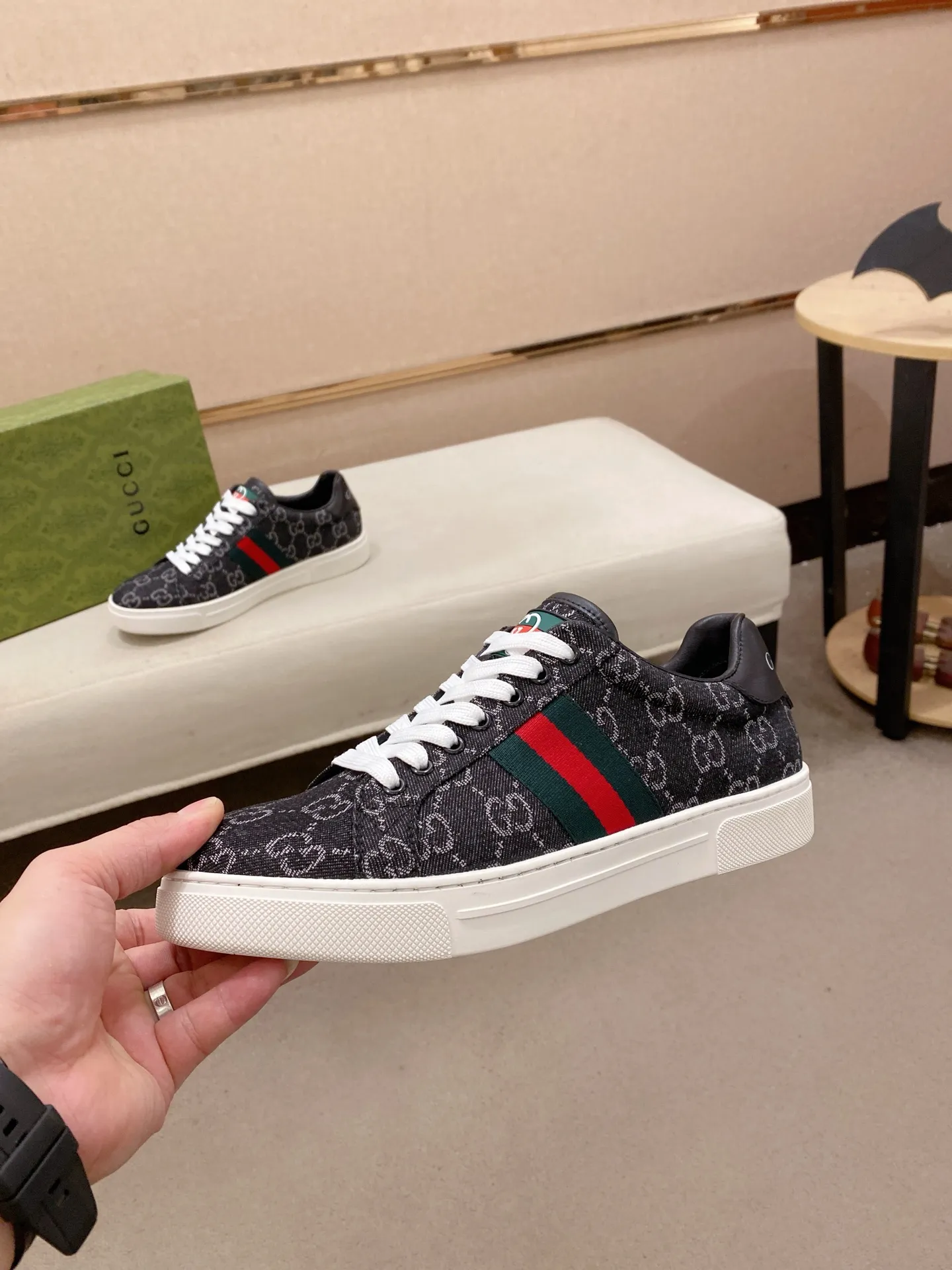 Factory price: 460💰 (GUCCI) The latest model from the official website 🎁🎁Casual and fashionable men's shoes👟, hot style 💥The version is simple and elegant, exclusive for trendy men. Unique official website latest brand elements 👑Gucci original decoration, fashionable and generous, the fabric is original cowhide ✅sheepskin lining, the official website specifies wear-resistant casual outsole, the classic model is taken in kind at the counter🎬38-44 (45 is not returned or exchanged)